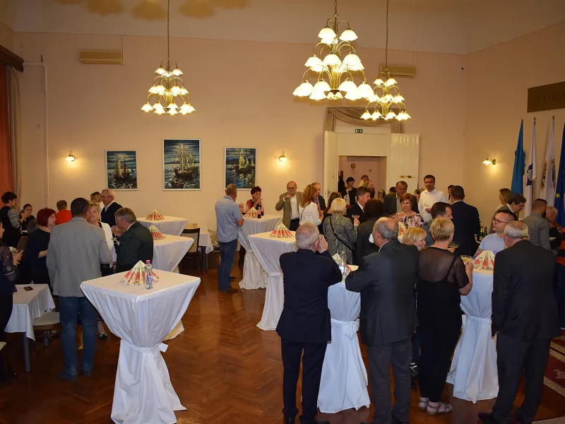 Önkormányzati protokolláris rendezvények, Állófogadás